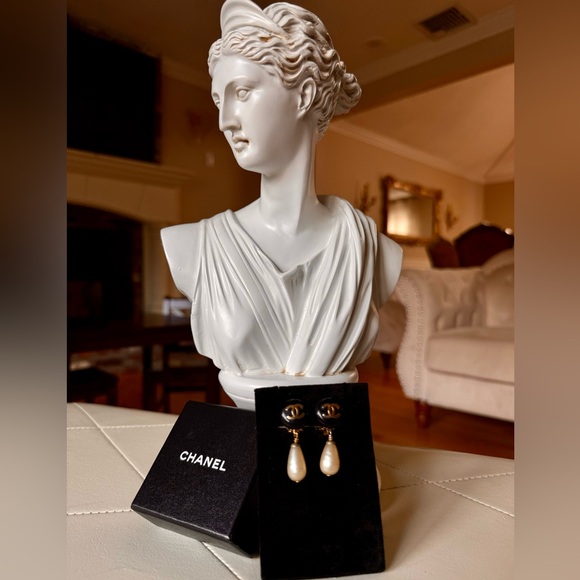 CHANEL CC Black/Gold Pearl Clip-on Earrings - Picture 4 of 6